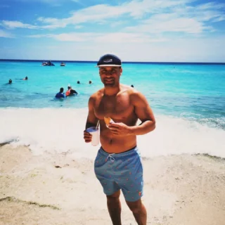 Moet je eerst in vorm zijn om meer zelfvertrouwen te krijgen?

Ik vind van niet.

Toen deze foto vijf jaar geleden werd genomen, was ik fysiek niet in mijn beste shape. 

Maar ik voelde me wél zelfverzekerd over wie ik was.

In de jaren daarna heb ik mensen begeleid die er topfit uitzagen, maar zich vanbinnen nog steeds onzeker voelden.

En ik heb mensen ontmoet met een hoger vetpercentage die vol zelfvertrouwen en kracht door het leven gingen.

Wat ik daarmee wil zeggen?
De gedachte dat in shape raken automatisch leidt tot meer zelfvertrouwen wordt vaak verkeerd begrepen.

Zelfvertrouwen komt niet uit je spiegelbeeld.

Het komt uit het proces waarin je een doel stelt, eraan werkt, obstakels overwint en uiteindelijk doet wat je zei dat je zou doen.

Dát is waar de echte trots en kracht vandaan komt en waardoor je zelfvertrouwen een enorme boost krijgt.

Natuurlijk: je vetpercentage verlagen, je lichaam aansterken of pijnvrij leren bewegen heeft ontzettend veel waarde  voor je gezondheid, je prestaties (denk aan een Hyrox of marathon), of om ziekte te voorkomen.

Maar laten we stoppen met het idee dat je met een sixpack ineens een ‘betere versie van jezelf’ wordt.

Dat beeld dat de fitnessindustrie vaak schetst is simpelweg niet altijd eerlijk, en niet helpend.

Als je aan je lijf werkt met het idee dat het je meer eigenwaarde moet opleveren, kies je een snelle (en vaak teleurstellende) afslag.

Werk aan doelen die voor jou waardevol zijn op het gebied van fitheid, gezondheid en persoonlijke groei. 

En weet dat het proces je meer zelfvertrouwen geeft, en niet puur alleen je fysiek. 

Zelfvertrouwen bouw je van binnenuit op, niet van buitenaf. 

Weet dus dat de meest afgetrainde personen een enorm gebrek aan zelfvertrouwen kunnen hebben.

Ik deel dit puur vanuit mijn eigen ervaring en visie. Niet om andermans mening te ondermijnen, maar om een ander perspectief te geven.

Herken je jezelf hierin? Dan hoor ik graag jouw verhaal.😁👇