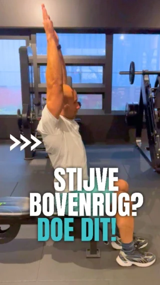 Last van een stijve bovenrug tijdens je training of op werk?

Je middenrug (thoracale wervelkolom) is waarschijnlijk de boosdoener 👇

Test het zelf:
 Ga rechtop zitten (rechte onderrug) en strek je armen omhoog.

 ➤ Komen je armen niet voorbij je oren?
 ➤ Voel je spanning tussen je schouderbladen?
 Dan heb je waarschijnlijk verminderde mobiliteit in je middenrug.

En dat belemmert je mobiliteit.
 maar ook j
 
➡️ Deze 3 oefeningen helpen je soepel te bewegen, pijnvrij te trainen én kracht op te bouwen:

1️⃣ Rotatie naar strekking
2️⃣ Lat stretch in kruiphouding
3️⃣ Wall slides

💬 Typ ‘MOBIEL’ als jij hier iets aan hebt gehad – of stuur me een DM als je een vraag hebt over mobiliteit!