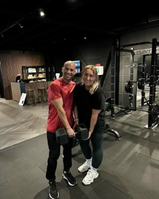 Mag ik even jullie aandacht voor deze topper en de 40 kilo..

Want dát is precies wat Leanne in 2,5 jaar tijd is kwijtgeraakt.

En gisteren hielden we het samen vast  letterlijk. 🏋️‍♂️

Ze kon de dumbell amper tillen en zei:

“Bizar dat ik dit zó lang met me heb meegedragen…ik kan het amper optillen Jer!”🫡😅

Maar wat ze heeft achtergelaten, is meer dan gewicht:
❌ Onzekerheid
❌ Roken
❌ Fysieke klachten
❌ Twijfel aan zichzelf

En wat ze ervoor terugkreeg?
✅ Energie
✅ Zelfvertrouwen
✅ Gezonde gewoontes
✅ Kracht, fysiek én mentaal

Leanne is het levende bewijs dat je je leven compleet kunt omgooien.

Met de juiste begeleiding.

De juiste mindset. En een portie lef. 💪

Maar ook na de begeleiding doorzetten. Want daar gaat het uiteindelijk om.

Ze had niets met sporten en tegenwoordig is krachttraining haar nieuwe standaard.

En haar oude 'ik'? Die laat ze mooi liggen naast die 40kg dumbell. 😉

Trots is een understatement.

Verandering is mogelijk.

Leann, ik ben super trots op jou en dankbaar dat ik een steentje mocht bijdragen aan jou gezondheid en geluk! 

Gaat je goed topper!😊🙏🏽